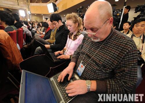 3月4日上午，十一届全国人大一次会议首场新闻发布会在北京人民大会堂举行。这是外国记者在新闻发布会上。 新华社记者杨宗友摄
