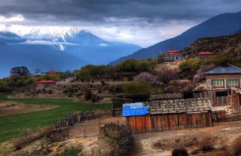 天是那么的近，仿佛是村庄的背景