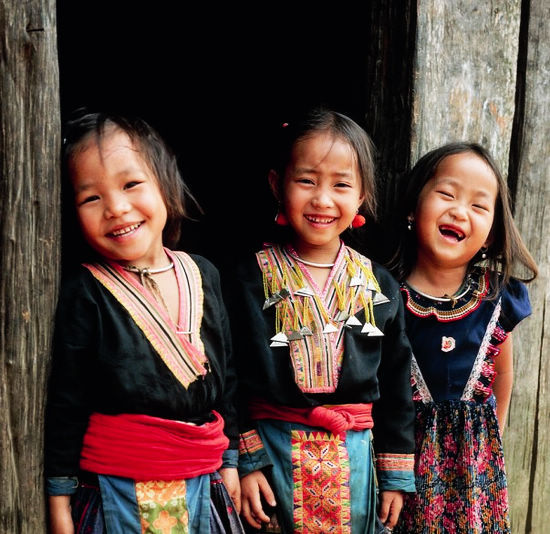 苗族儿童的服装就是成人衣服的微型版本，他们穿着长及膝盖的百褶裙，裙子中间装饰着十字绣刺绣和贴花。