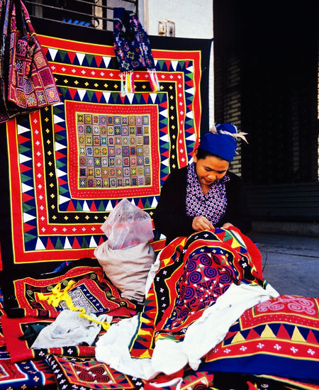 苗族刺绣的技法非常丰富，有平绣、挑花、堆绣、锁绣等。