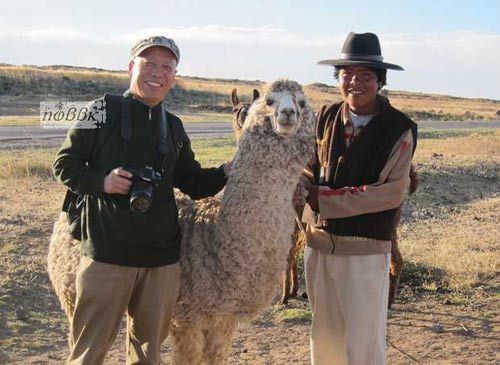 新浪旅游配图：秘鲁的安第斯山的的塔塔湖畔与当地人合影