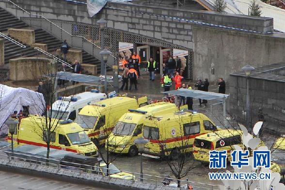  12月13日，在比利时东部城市列日，救护车和警车聚集在袭击事件发生的圣朗贝尔广场。 新华社 法新