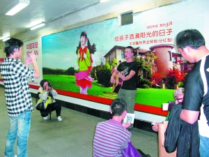 在北京公主坟通道内，流浪歌手刘刚为路过的行人和专程赶来见他的网友奉献了自己的歌曲(如图)。