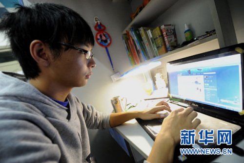  图为南京大学金陵学院新传媒系09级的一名学生在自己的微博上发帖（10月23日摄）。新华社记者 韩瑜庆 摄 