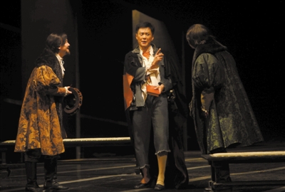 北京人艺当家小生王斑（中）领衔“混血版”《哈姆雷特》。 实习生 王飞 摄