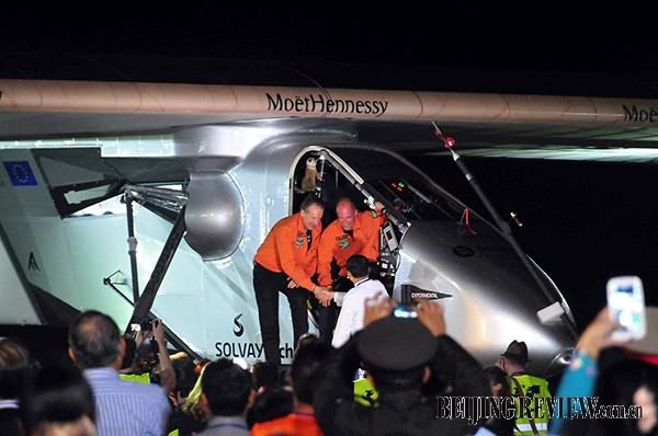 世界最大太阳能飞机抵达缅甸曼德勒_北京周报