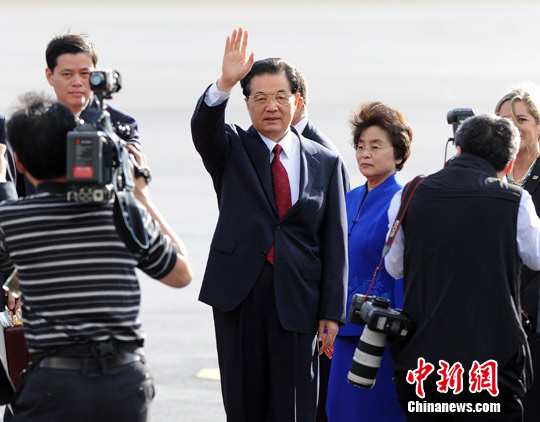 当地时间11月10日上午，中国国家主席胡锦涛与夫人刘永清乘专机抵达夏威夷，出席亚太经合组织第十九次领导人非正式会议。中新社发 毛建军 摄
