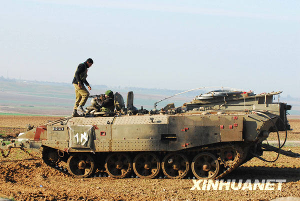 1月5日，在加沙北部边境地区，以色列士兵在装甲车上警戒。当日，以色列军队继续地面进攻加沙地带，并已将加沙地带分隔成南北两块区域。以军发动的“铸铅”军事行动目前已造成巴勒斯坦方面514人死亡，约2600人受伤。
