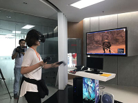 一位记者在体验吉比特公司新的VR网游产品（马力摄）.jpg