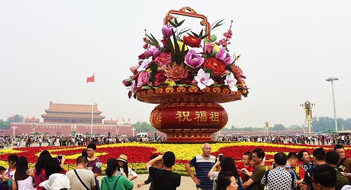 天安门广场"大花篮"迎国庆(组图)