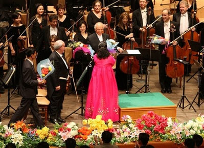 图为纽约爱乐乐团在平壤演出后,一位朝鲜妇女向乐队献花。 图为纽约爱乐乐团在平壤演出后,一位朝鲜妇女向乐队献花。