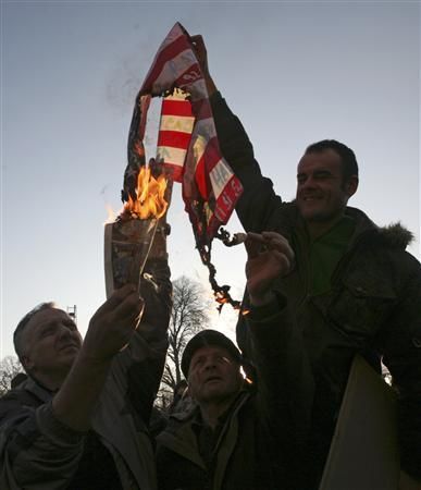 抗议者焚烧美国国旗