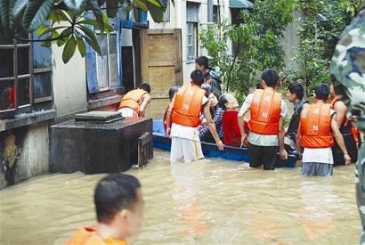 消防官兵转移城区受困市民