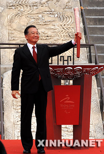 8月28日，北京残奥会圣火采集暨火炬接力启动仪式在北京天坛祈年殿南广场举行。这是中共中央政治局常委、国务院总理温家宝点燃圣火盆后向现场观众致意。 新华社记者高洁摄 