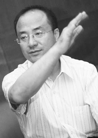 航天员身着舱外航天服，在水槽进行模拟训练 新华社发