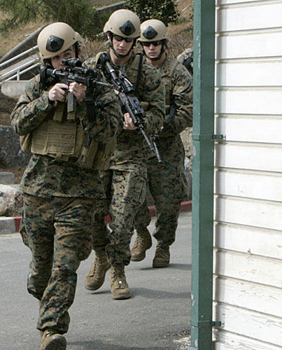 美国海军陆战队太平洋反恐安全小组参加“关键决心”演习