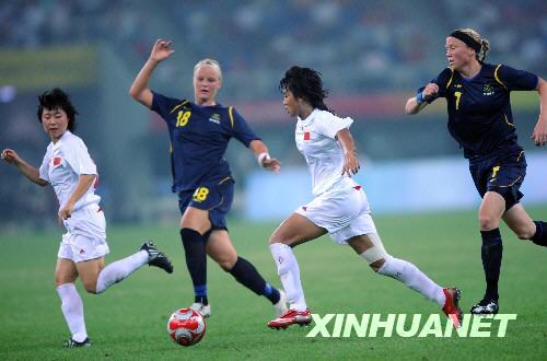 8月6日，中国女足球员韩端（右二）突破。当日，在天津进行的奥运会女足E组的比赛中，中国女足迎战瑞典女足。 新华社记者 杨宗友 摄