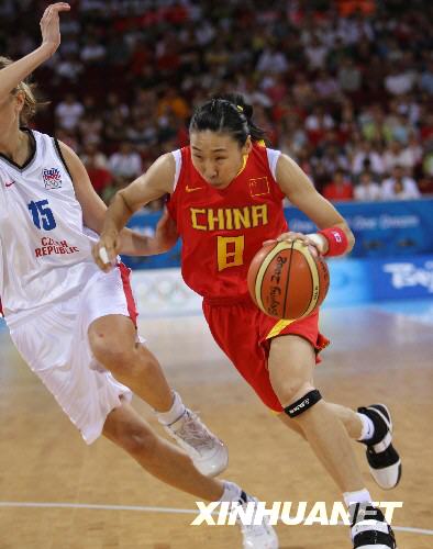 8月17日，中国队球员苗立杰（右）在比赛中带球突破。当日，在北京奥运会女篮小组赛中，中国女篮对阵捷克女篮。 新华社记者孟永民摄 