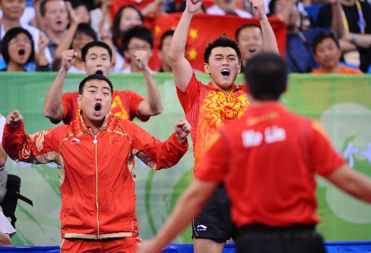 图文-乒乓球中国男团摘金 中国队师徒共庆胜利