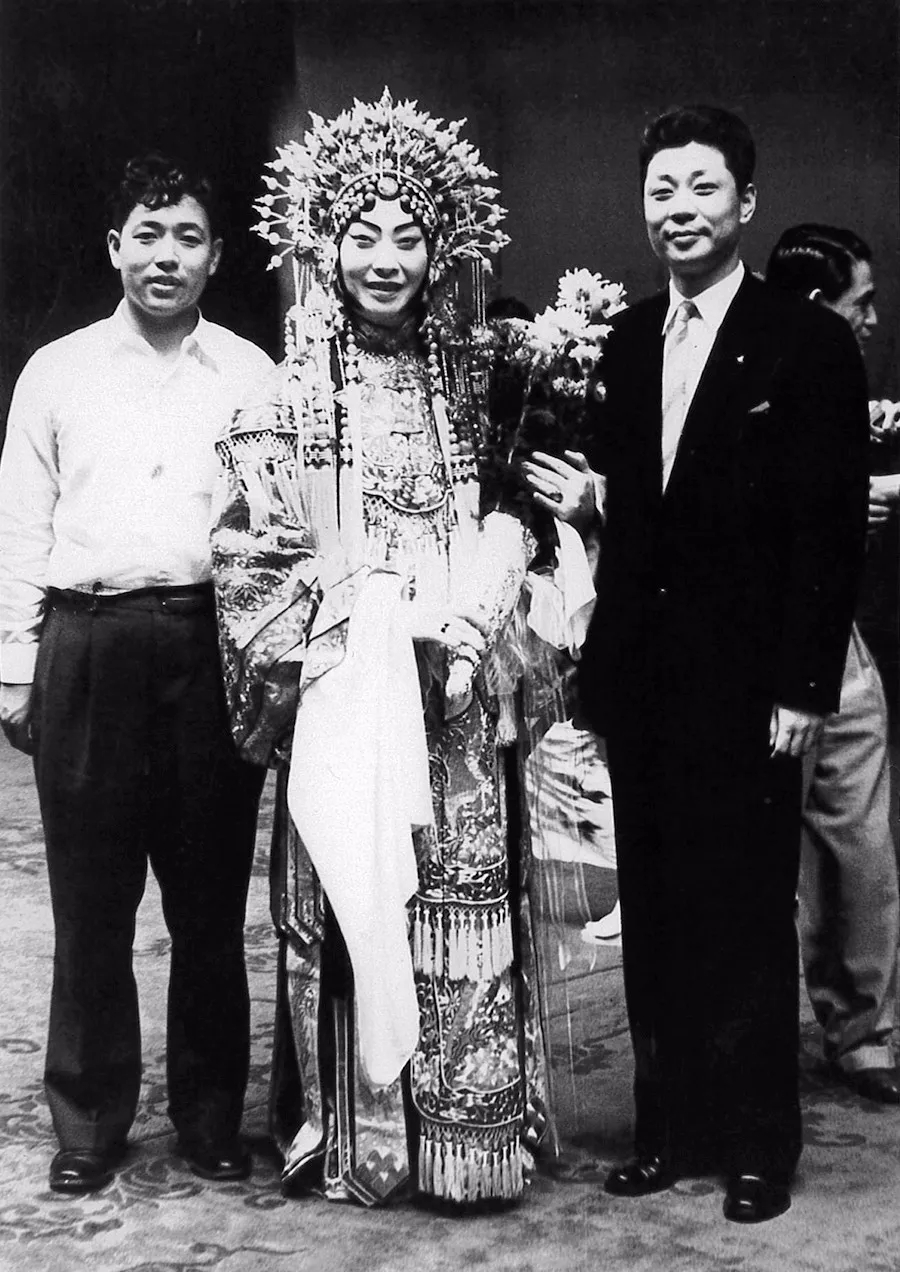 团长的中国京剧代表团1956年到日本访问演出,图为韩庆愈和梅兰芳合影