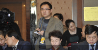 2013年3月，英文版记者于林涛在十二届政协小组讨论会现场采访