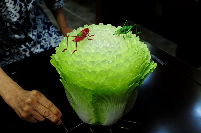 "蝈蝈白菜"展绢艺绝技(组图)