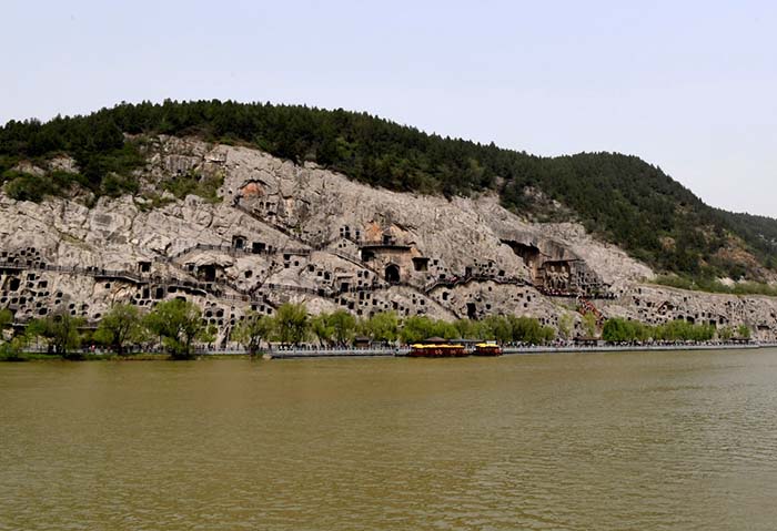 洛阳龙门石窟迎来旅游旺季(组图)