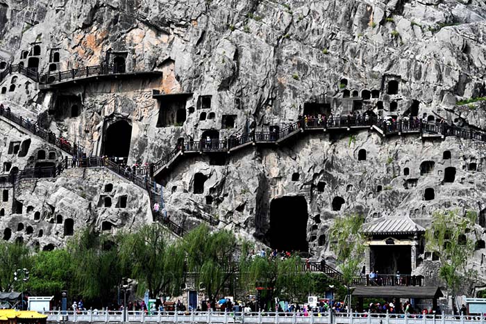 洛阳龙门石窟迎来旅游旺季(组图)