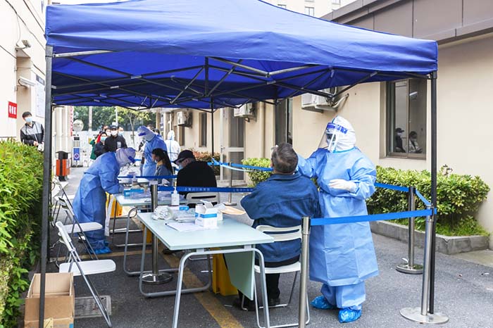 企事业员工在上海市闵行区华漕社区卫生服务中心接受核酸检测采样