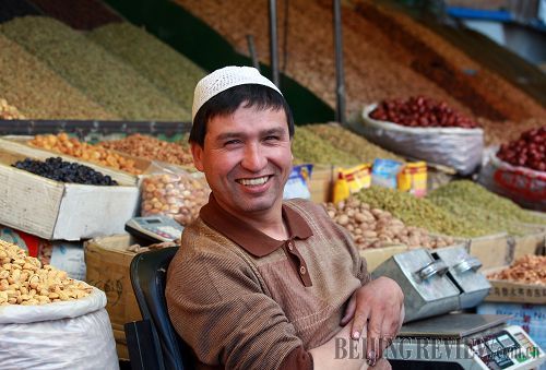 卖新疆特产干果品的小商贩