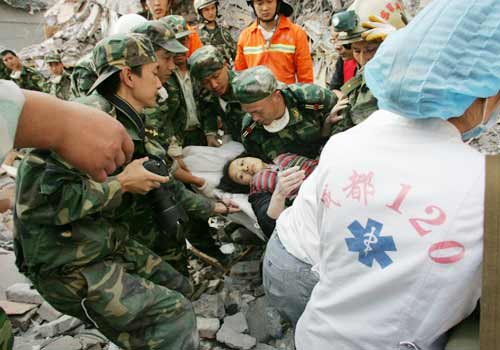 2008年5月15日17点35分,申桂珍被成功从废墟中救出(摄影 人民画报 段崴) 2008年5月15日17点35分,申桂珍被成功从废墟中救出(摄影 人民画报 段崴)