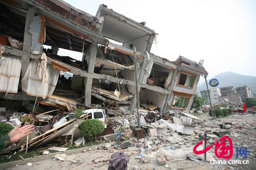 北川县城内倾倒的房屋