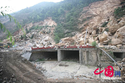 去往北川县城的公路毁坏严重 去往北川县城的公路毁坏严重