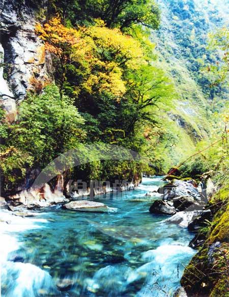 小寨子沟距北川县城93公里，距绵阳150余公里，景区面积360平方公里，是目前亚洲自然生态保存得最完好的地区，也是全球同纬度自然生态保存最好的地区