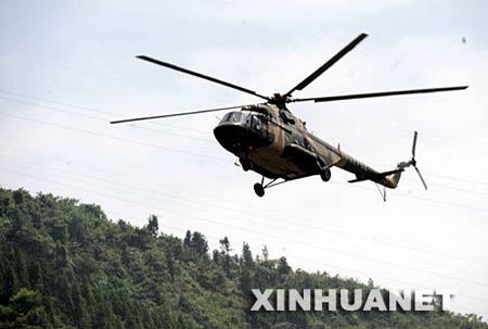 成都军区抗震救灾指挥部全力搜救失事直升机