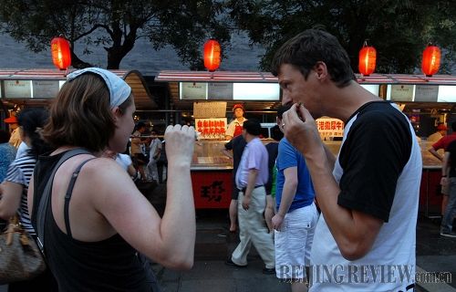 东华门夜市,是北京最著名的小吃街