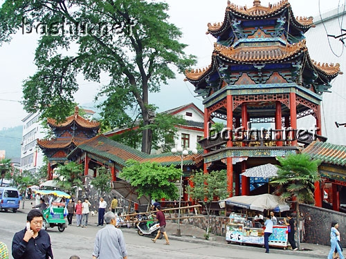 绵竹汉旺镇建筑几乎全部倒塌 救援部队极度疲劳